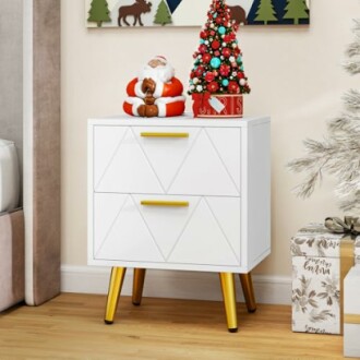 Table de chevet décorée pour Noël avec Père Noël, arbre et cadeaux.