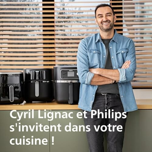 Homme souriant devant des appareils de cuisine Philips