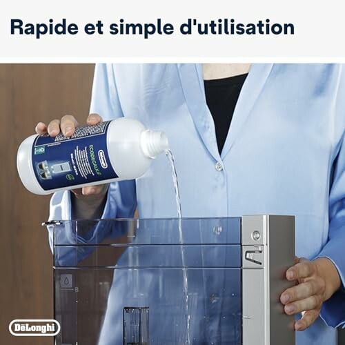Personne versant un produit de détartrage dans une machine.