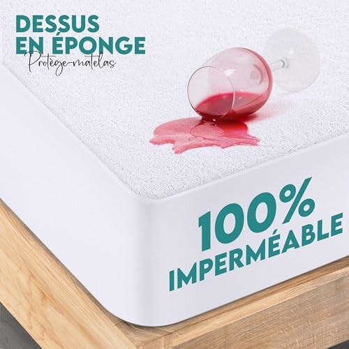 Verre de vin renversé sur un protège-matelas imperméable.