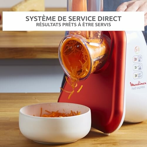 Râpe électrique Moulinex en train de râper des carottes dans un bol.