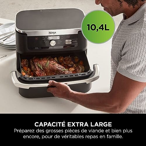 Homme utilisant une friteuse à air avec rôti de viande, capacité 10,4L.