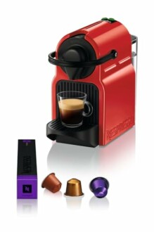 Machine Nespresso rouge avec capsules de café.
