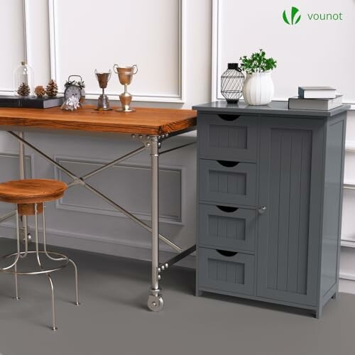 Bureau industriel vintage avec tabouret et armoire grise.